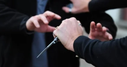 “Pse më zure rrugën?”/ 13 vjeçari plagosi me thikë të miturin, zbardhen detaje nga sherri