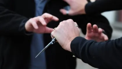 “Pse më zure rrugën?”/ 13 vjeçari plagosi me thikë të miturin, zbardhen detaje nga sherri