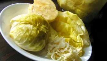 Pse nuk duhet ta harrojmë lakrën turshi në tryezë?