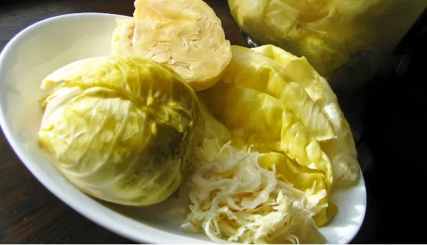 Pse nuk duhet ta harrojmë lakrën turshi në tryezë?