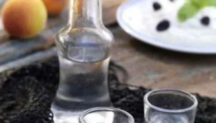 Pse nuk duhet të pimë një gotë raki para se të hamë?