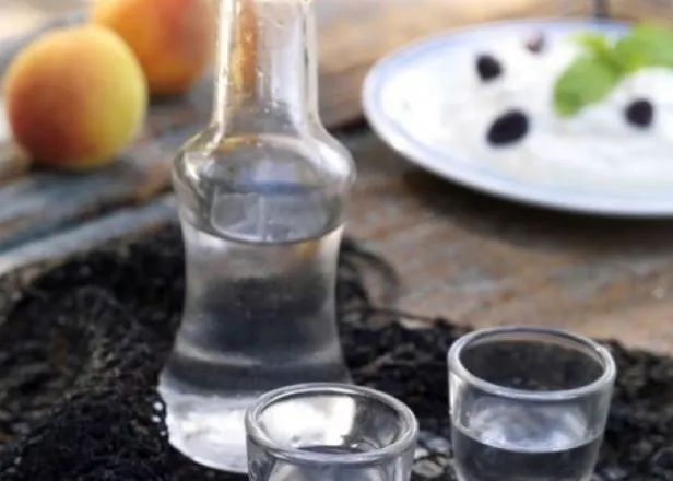 Pse nuk duhet të pimë një gotë raki para se të hamë?