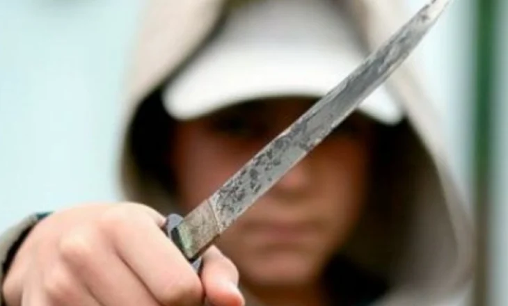 “Pse të kalosh ti i pari dhe jo unë?!”/ 15-vjeçari u godit me thikë në qafë. Si nisi sherri mes nxënësve të shkollës 9-vjeçare në Sarandë