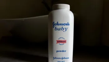 Pudra e saj përmbante azbestin, Johnson & Johnson urdhërohet të paguajë 1.56 miliardë dollarë dëmshpërblim për pacientët me kancer në SHBA