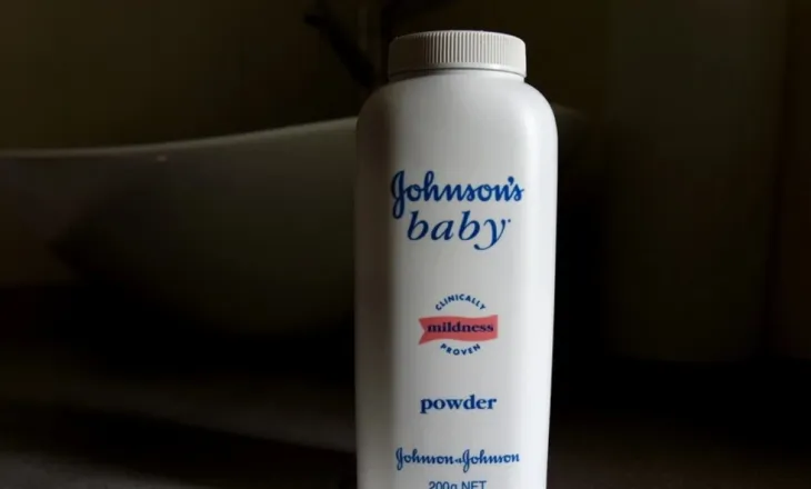 Pudra e saj përmbante azbestin, Johnson & Johnson urdhërohet të paguajë 1.56 miliardë dollarë dëmshpërblim për pacientët me kancer në SHBA