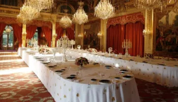 Punonjësi i Pallatit Élysée vjedh enët e përdorura nga Macron dhe familja e tij