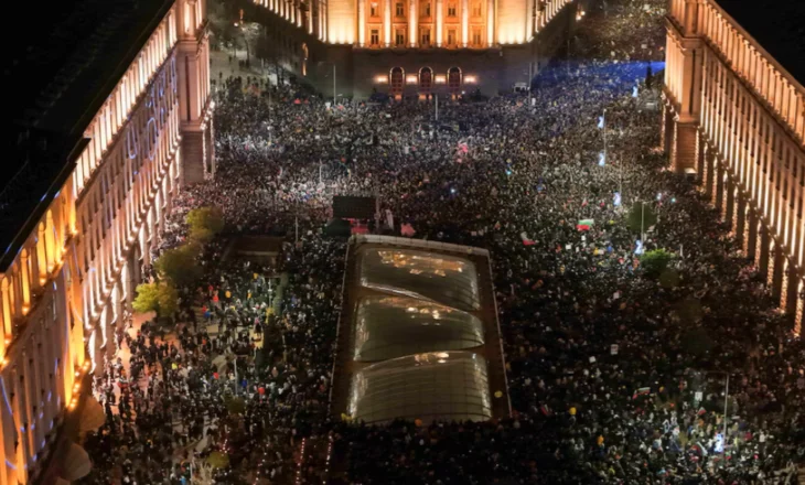 “Pushteti buron nga populli”, dorëzohet kryeministri pas protestave në Bullgari, njofton dorëheqjen e qeverisë
