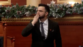 Puthi me dorë në Kuvend gjatë betimit/ Shabani: Nuk është formë ironike apo cinike! Kisha marrë me vete familjarët e mi