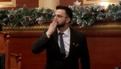 Puthi me dorë në Kuvend gjatë betimit/ Shabani: Nuk është formë ironike apo cinike! Kisha marrë me vete familjarët e mi