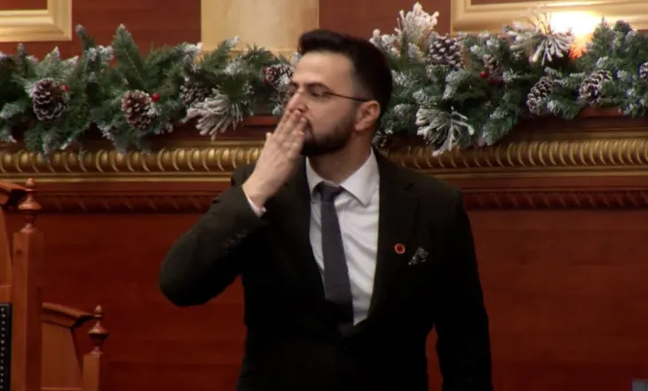 Puthi me dorë në Kuvend gjatë betimit/ Shabani: Nuk është formë ironike apo cinike! Kisha marrë me vete familjarët e mi