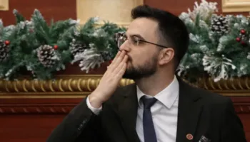 Puthja thumb për deputetët e opozitës, ‘sqarohet’ Shabani: Në sallë ishte dhe e fejuara ime…