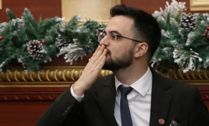 Puthja thumb për deputetët e opozitës, ‘sqarohet’ Shabani: Në sallë ishte dhe e fejuara ime…