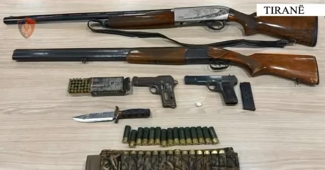 Qarkullonin me armë dhe lëndë narkotike në makinë, në pranga dy të rinjtë (Emrat)