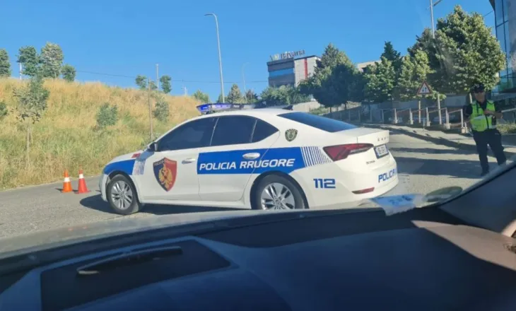 Qarkullonte me armë zjarri në makinë, arrestohet 35-vjeçarja