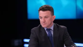 “Qe ku osht….?” Buzhala me ironi: Këta përkrahësit e Albinit në Tiranë pse nuk vijnë me jetu në Prishtinë?