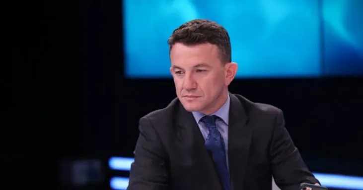 “Qe ku osht….?” Buzhala me ironi: Këta përkrahësit e Albinit në Tiranë pse nuk vijnë me jetu në Prishtinë?