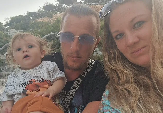 Qeni u tremb nga të shtënat e gjuetarëve dhe sulmoi djalin, flet nëna e 2-vjeçarit, që u kafshua për vdekje nga pitbulli i familjes