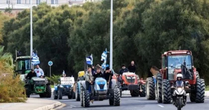 Qeveria greke bën një hap pas, plotësohen disa nga kërkesat e fermerëve por bllokimi i rrugëve vijon
