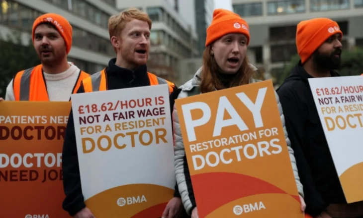 “Qeveria nuk po zgjidh krizën”/ Pakënaqësi në paga, mjekët në Angli paralajmërojnë grevën në prag të Krishtlindjes