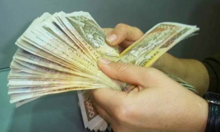 Qeveria “zgjidh qesen” me shpërblimet për festa, ja kush përfiton