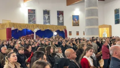 Qindra besimtarë katolikë në Katedralen e Lezhës, Ipeshkvi Monsinjor Otavio Vitale bën thirrje për paqe