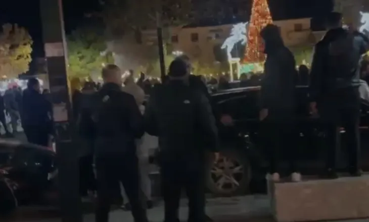 Qytetarët e Vlorës në revoltë për mungesën 72 orë të ujit, bllokojnë rrugën kryesore dhe përplasen me policinë