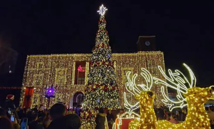 Qytetet në atmosferën e festave, ndizen dritat e pemëve të Krishtlindjes