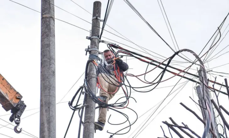 Ra në kontakt me rrymën elektrike teksa vendoste panele diellore, humb jetën 27-vjeçari