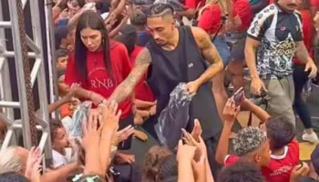 Rafinja shpërndan ushqim dhe dhurata për familjet në nevojë