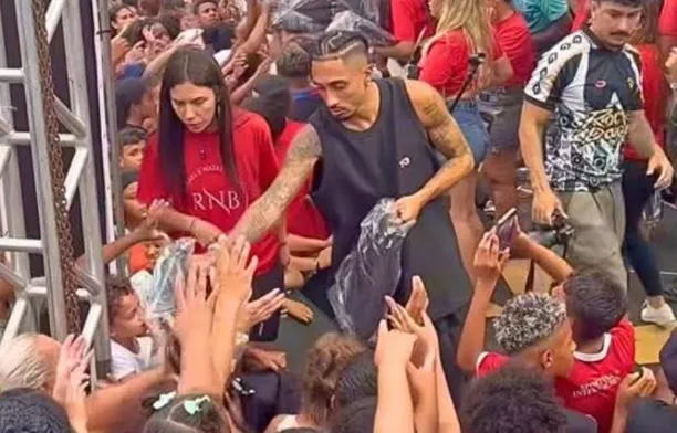 Rafinja shpërndan ushqim dhe dhurata për familjet në nevojë