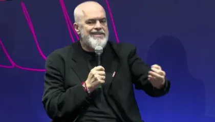 Rama debat me ndërtuesit: Deklaroni akoma punonjës me paga 500 mijë lekë, më keni mbrapa, këmba këmbës