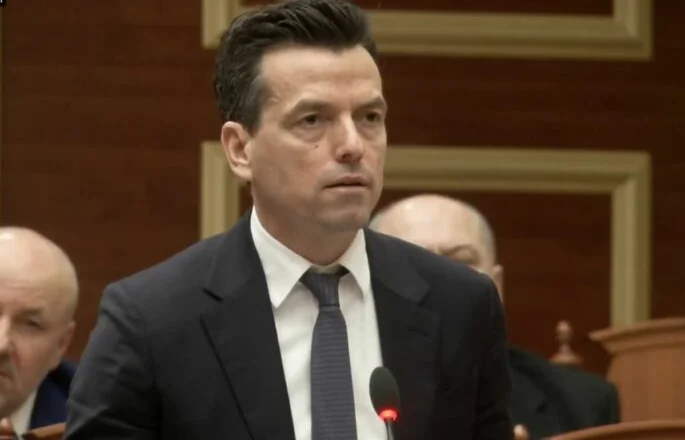 “Rama në hall me Ballukun”/ Shehaj me tone të forta në Kuvend: Ore dolën përgjimet, u vodhën 50 mln euro me një sms