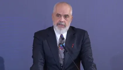 Rama niset drejt Hagës, pritet të takohet me Hashim Thaçin: Uroj që në fillim të 2026-tës të fitojnë lirinë