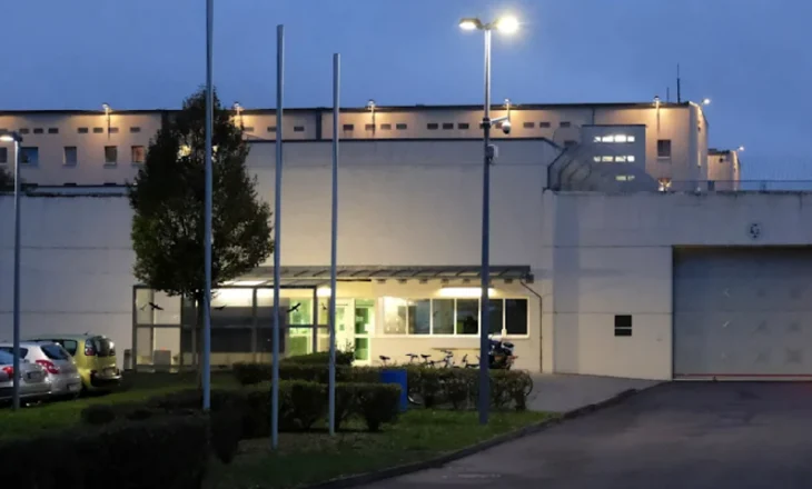 Rasti i rrallë/ I burgosuri ndërron jetë pas ‘puthjes së vdekjes’ nga e dashura