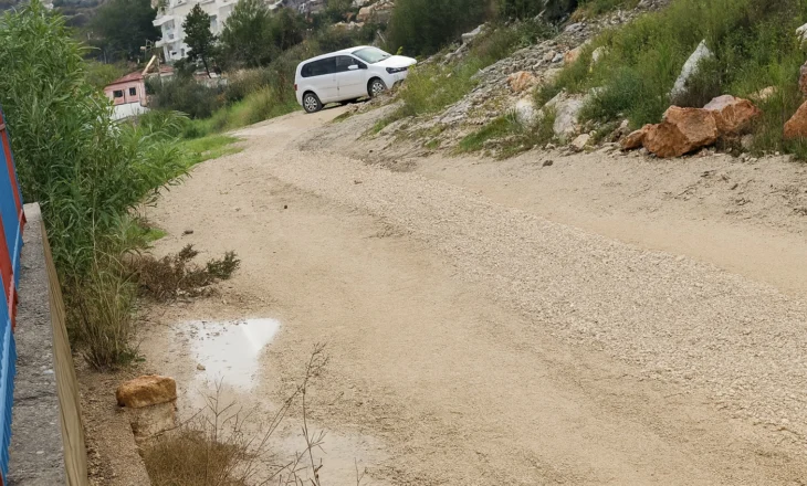 Reagim i menjëhershëm pas denoncimit në Saranda Web: Rruga te kopshti mbushet me inerte për ta bërë të kalueshme