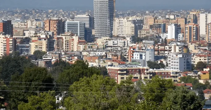 Reforma e re e taksës së pronës, eksperti shpjegon rritjen e kostove dhe ngadalësimin e shitjeve