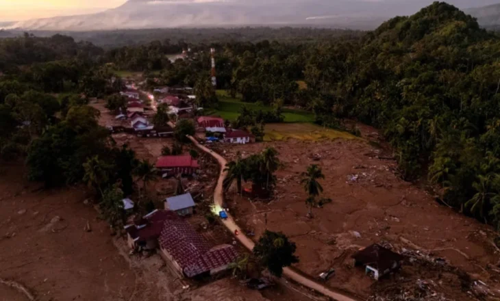 Rëndohet bilanci në Indonezi, konfirmohen 500 viktima nga përmbytjet/ Ekipet ende në luftë me kohën, shumë të tjerë të zhdukur