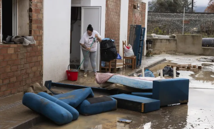 Reshje të dendura shkaktojnë përmbytje në jug të Spanjës, autoritetet në alarm (VIDEO)