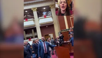 Rikthehet “çifti” i fushatës/ Deputetja Çaushi fut live Bardhin në video: O ylli i Fierit nuk qeveriset kështu. Kreu i grupit të PD: Qeveriset si…