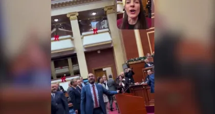 Rikthehet “çifti” i fushatës/ Deputetja Çaushi fut live Bardhin në video: O ylli i Fierit nuk qeveriset kështu. Kreu i grupit të PD: Qeveriset si…