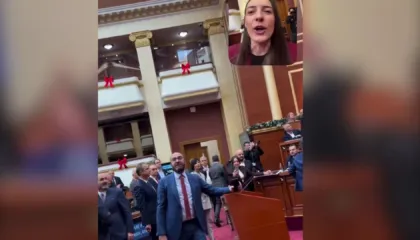 Rikthehet “çifti” i fushatës/ Deputetja Çaushi fut live Bardhin në video: O ylli i Fierit nuk qeveriset kështu. Kreu i grupit të PD: Qeveriset si…