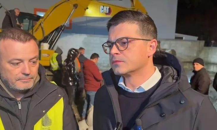 Riparimi i defektit me materialet e ardhura nga Turqia/ Ministri Vengu në Vlorë: Ka nisur furnizimi me ujë në disa lagje