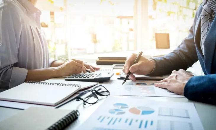 Rishikohet buxheti, shpërblim 15 mijë lekë për familjet me ndihmë ekonomike dhe personat me aftësi ndryshe, ja…