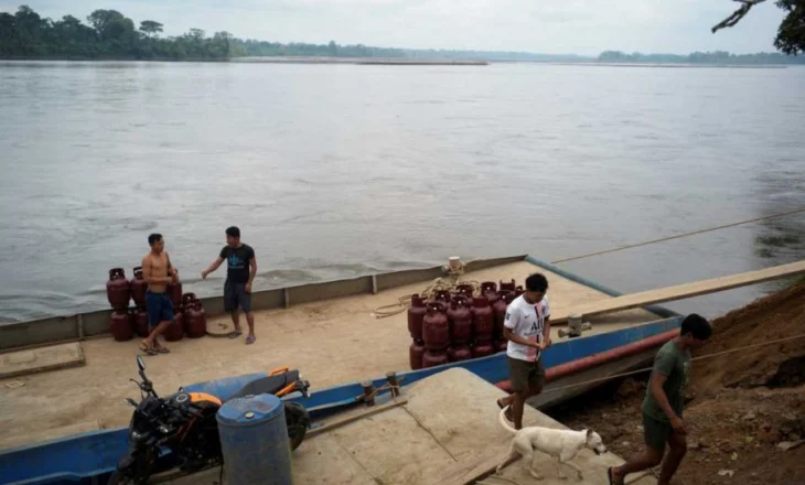 Rrëshqitja e tokës në Peru fundos dy anije në lumin e Amazonës, vdesin 12 persona