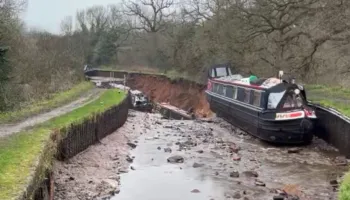 Rrëshqitje toke në Angli, 10 persona ngelen të bllokuar në varka