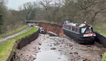 Rrëshqitje toke në Angli, 10 persona ngelen të bllokuar në varka