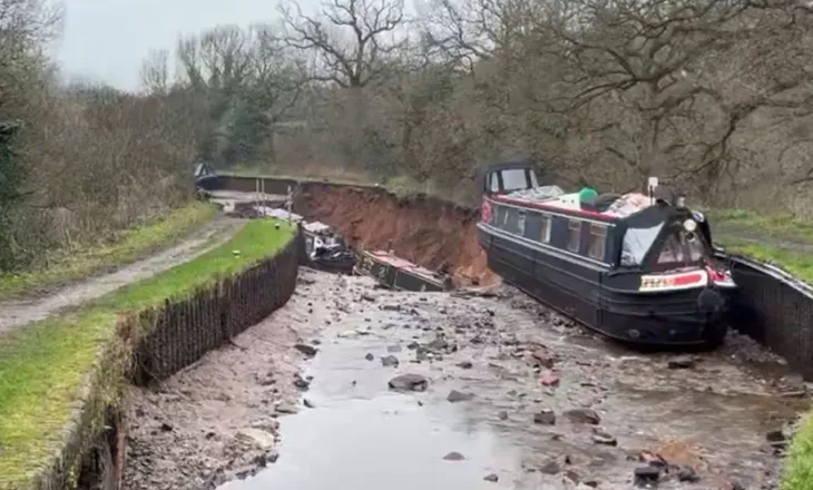 Rrëshqitje toke në Angli, 10 persona ngelen të bllokuar në varka