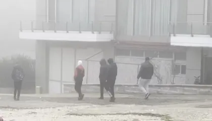 Rrezikojnë jetën për të mësuar, fëmijët në Gjirokastër kalojnë përmes aksit nacional për të shkuar në shkollë