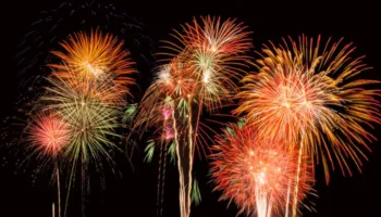 Rreziqet e festës/ Zjarrfikësit japin këshilla për të pasur kujdes me fishekzjarrët: Të përdoren nga persona mbi 12 vjeç