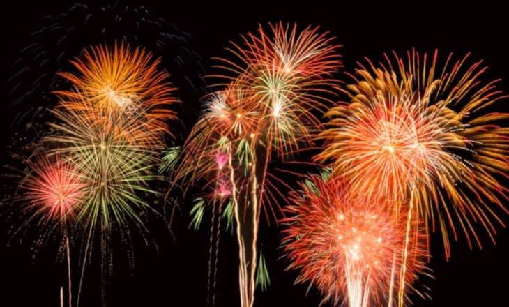 Rreziqet e festës/ Zjarrfikësit japin këshilla për të pasur kujdes me fishekzjarrët: Të përdoren nga persona mbi 12 vjeç